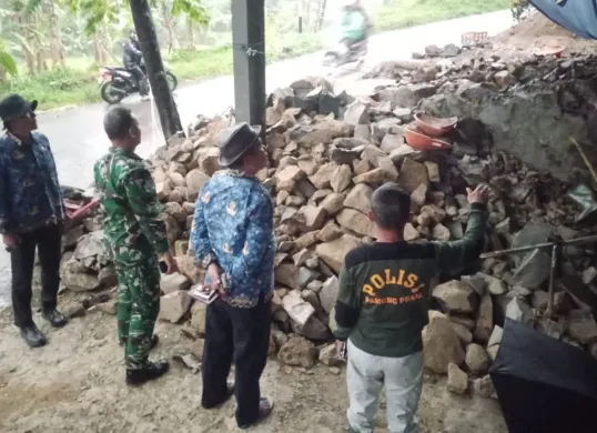 Camat Sukamakmur meninjau lokasi ambruknya Tempat Penahan Tanah (TPT) hingga menewaskan seorang pekerja bangunan di Kampung Surupan, Desa Cibadak, Kecamatan Sukamakmur, Kabupaten Bogor. (Sumber: Dok. Kecamatan Sukamakmur)