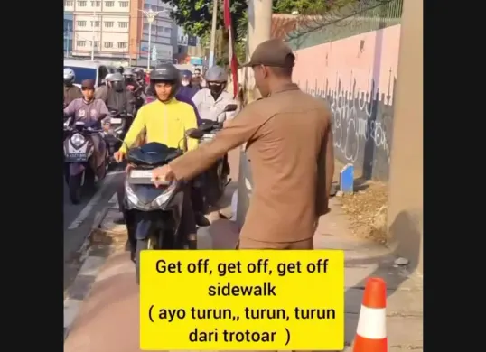 Petugas Satpol PP Jakarta Barat menegur pemotor yang melintasi trotoar di kawasan Kembangan, dengan menggunakan bahasa Inggris. (Sumber: Istimewa)