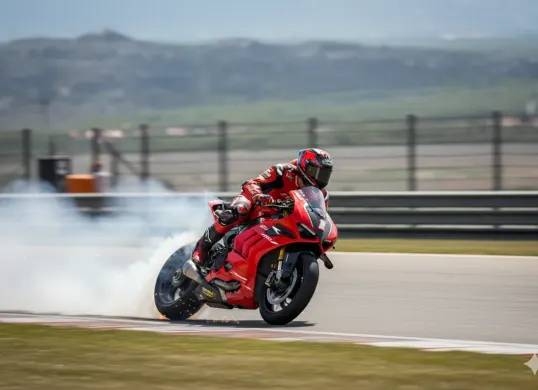 Hasil edit prompt Gemini AI terbaru edit foto cowok bergaya pembalap MotoGP. (Sumber: Freepik)