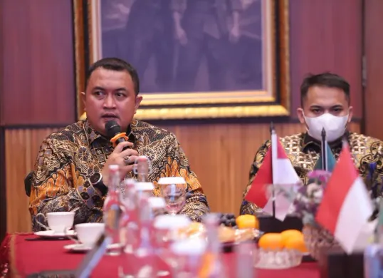 Bupati Bogor, Rudy Susmanto, saat rapat pematangan rencana pembangunan Bogor Bird Zoo. (Sumber: Dok Pemkab Bogor)