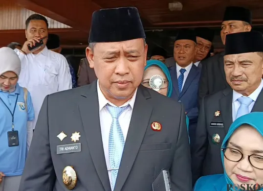 Wali Kota Bekasi, Tri Adhianto saat ditemui awak media di Plaza Pemkot Bekasi, Minggu, 19 Oktober 2025. (Sumber: Poskota/Nurpini Aulia Rapika)