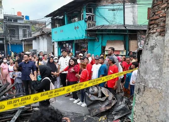 Wakil Ketua DPRD Jakarta, Ima Mahdiah meninjau lokasi kebakaran di permukiman warga Tamansari, Jakarta Barat. (Sumber: Dok. Sekretariat DPRD Jakarta)