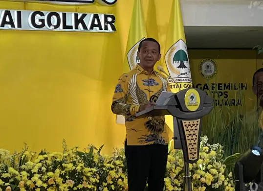 Bahlil Lahadalia saat menyampaikan sambutan di acara tasyakuran HUT ke-61 Partai Golkar di kantor DPP Golkar, Senin malam, 20 Oktober 2025. (Sumber: POSKOTA | Foto: Pandi Ramedhan)