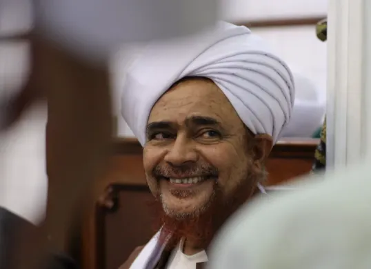 Habib Umar bin Hafidz saat menghadiri kajian Heart to Heart di Indonesia, membawa pesan cinta dan keteladanan Nabi Muhammad SAW bagi umat Islam. (Sumber: Instagram/@habibomarcom)
