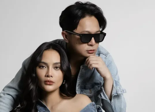 Momen mesra DJ Bravy dan Erika Carlina dalam pemotretan bersama (Sumber: Instagram/@bravyson.vconk)