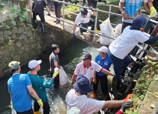 Warga membersihkan sampah dari Sungai Cipinang, Kelurahan Sukatani, Kecamatan Tapos, Kota Depok, Minggu, 19 Oktober 2025. (Sumber: Dok. Warga)