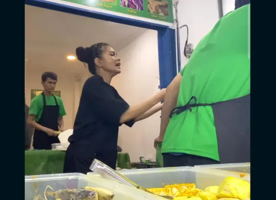 Tangkap layar video Karina Ranau, istri Epy Kusnandar berdebat dengan seseorang yang diduga preman.
