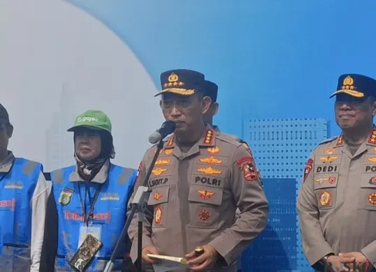 Kapolri Jenderal Listyo Sigit Prabowo menghadiri kegiatan Apel Ojol Kamtibmas di kawasan Monas, Gambir, Jakarta Pusat, Senin, 20 Oktober 2025. (Sumber: Poskota/Ali Mansur)