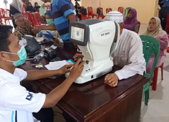 Ratusan warga di Kecamatan Karang Tanjung, Kabupaten Pandeglang, saat antre pemeriksaan kesehatan mata. (Sumber: Dok. Tim Boedak Saung)