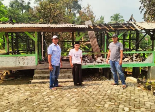 Kobong milik santri Ponpes Darull Ibtida, Kampung Blok Paris, Desa Parakanmuncang, Kecamatan Nanggung, Kabupaten Bogor, terbakar, Senin, 20 Oktober 2025. (Sumber: Dok. Polsek Nanggung)