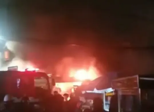 Warga menyaksikan kobaran api saat kebakaran terjadi di Jalan Mandala, Ciparigi, Kota. Bogor. (Sumber: Istimewa)