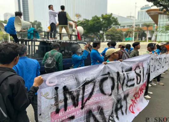 Sejumlah mahasiswa memadati kawasan Jalan Medan Merdeka Selatan, Gambir, Jakarta Pusat, Senin, 20 Oktober 2025. (Sumber: Poskota/Pandi Ramedhan)