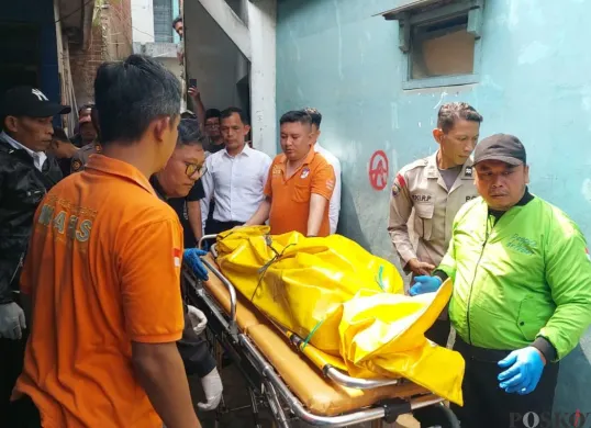 Polisi mengevakuasi jasad wanita ditemukan tewas di dalam rumah, Jalan Lembur Sawah, Kecamatan Cimahi Selatan, Kota Cimahi, Senin, 20 Oktober 2025. (Sumber: Poskota/Gatot Poedji Utomo)