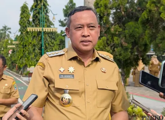 Wali Kota Bekasi, Tri Adhianto menyampaikan persiapan menghadapi efisiensi anggaran dari pemerintah pusat, Senin, 20 Oktober 2025. (Sumber: Poskota/Nurpini Aulia Rapika)