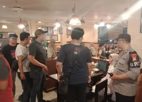 Petugas berwenang mendatangi lokasi pencurian tas milik pengunjung restoran di Jalan Margonda, Kemiri Muka, Kecamatan Beji, Kota Depok. (Sumber: Dok. Polres Metro Depok)