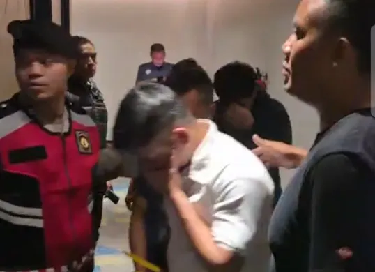 Aparat Kepolisian Resor Kota Besar (Polrestabes) Surabaya menggerebek kegiatan pesta seks sesama jenis di Hotel Midtown Residence, Tegalsari, Surabaya, Jawa Timur, Minggu, 19 Oktober 2025 dini hari. (Sumber: Polrestabes Surabaya)