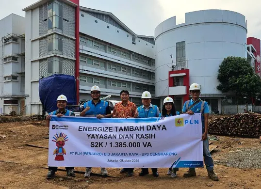 Tim PLN foto bersama perwakilan Yayasan Pendidikan Cinta Mulia Chongmian berfoto usai penyalaan listrik untuk pembangunan Gedung Sekolah Cinta Mulia-Chong Mian tahap 2 di Jakarta Barat. (Sumber: Dok. PLN UID Jakarta Raya)