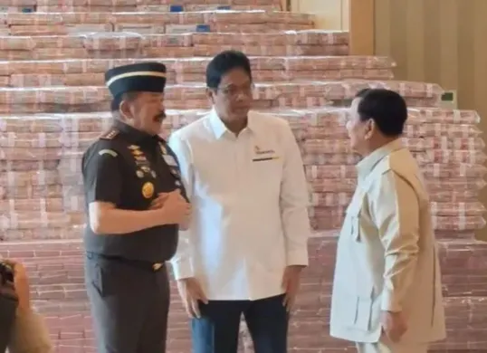 Kejagung menyerahkan uang pengganti kerugian negara dalam perkara korupsi pemberian fasilitas ekspor CPO dan turunannya senilai Rp13 triliun di Gedung Utama Kejagung, Jakarta Selatan, Senin, 20 Oktober 2025. (Sumber: Dok. Kejagung)
