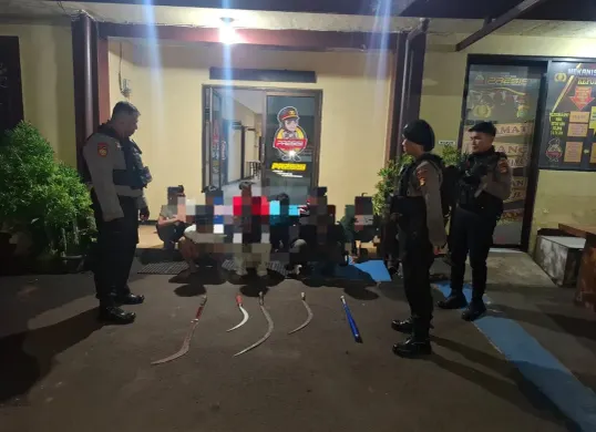 Sembilan remaja bersama barang bukti berupa sejumlah senjata tajam digelandang ke Polsek Beji. (Sumber: Polres Metro Depok)