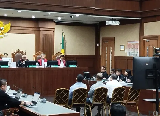 Suasana sidang lanjutan kasus korupsi minyak mentah di Pengadilan Tipikor Jakarta Pusat pada Senin, 20 Oktober 2025. (Sumber: POSKOTA | Foto: Ramot Sormin)
