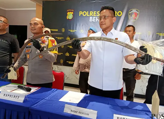 Kapolres Metro Bekasi, Kombespol Mustofa, menunjukkan barang bukti kasus pengeroyokan yang menyebabkan seorang siswa SMA tewas di Cikarang Utara. (Sumber: POSKOTA | Foto: Nurpini Aulia Rapika)
