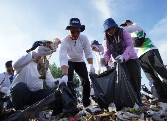 Kegiatan Beach Clean Up yang merupakan rangkaian GoZero% Goes to Makassar di pesisir Pantai Barombong dan Pantai Galesong pada Sabtu, 18 Oktober 2025. (Sumber: Corcom Telkom)