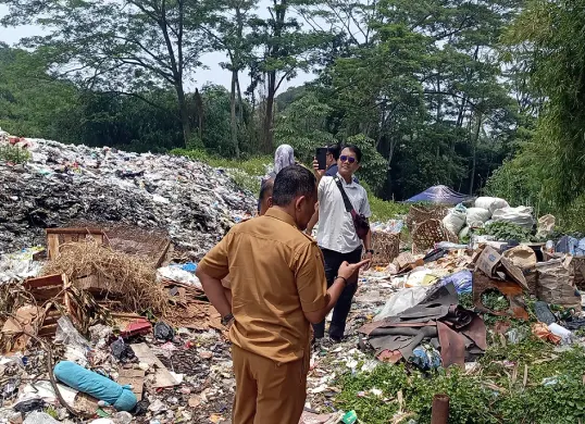 Petugas DLH Kabupaten Bogor menyegel dua TPS ilegal di kawasan Kecamatan Cibinong. (Sumber: Dok DLH Kabupaten Bogor)