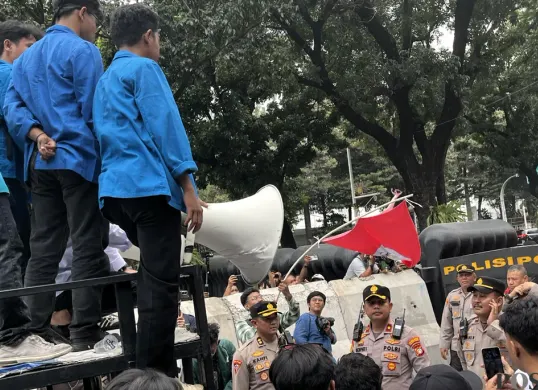Aksi unjuk rasa memperingati 1 tahun pemerintahan Prabowo-Gibran di Jalan Medan Merdeka, Jakarta Pusat, Senin, 20 Oktober 2025. (Sumber: POSKOTA | Foto: Pandi Ramedhan)