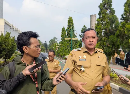 Wali Kota Bekasi, Tri Adhianto, menjelaskan Pemkot telah menetapkan Status Siaga Darurat Bencana Banjir, Cuaca Ekstrem, dan Tanah Longsor hingga 30 April 2026. (Sumber: Poskota/Nurpini Aulia Rapika)