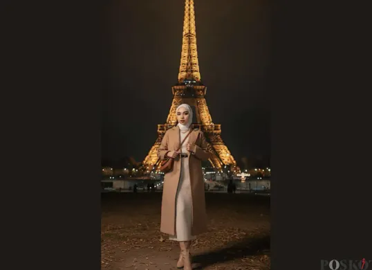 Cara Edit Foto di Paris dengan OOTD Elegan Pakai AI (Sumber: TikTok/@fidindaaaa)