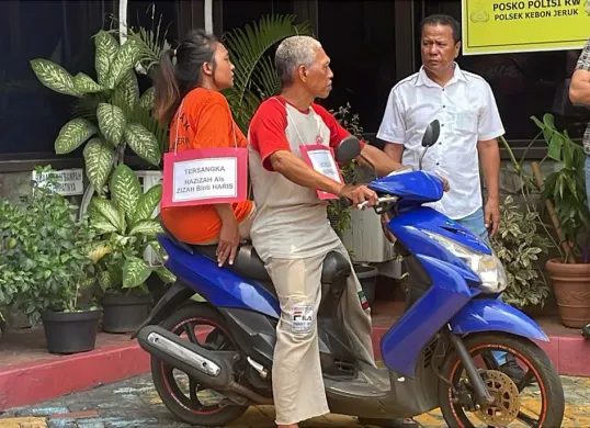 Rekonstruksi kasus istri memotong alat vital suami sendiri di Polsek Kebon Jeruk, Jakarta Barat, Selasa, 21 Oktober 2025. (Sumber: Istimewa)