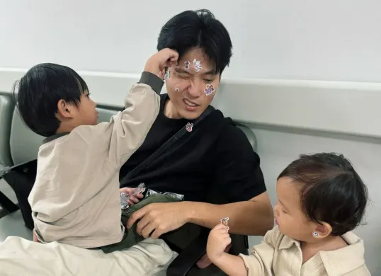 Na Daehoon tetap urus anak tanpa Julia Prastini panen simpati (Sumber: Instagram/@daehoon_na)