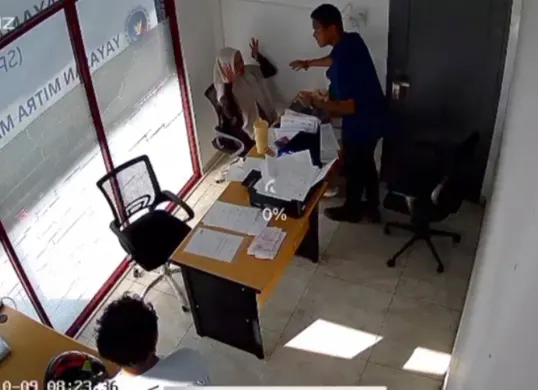 Tangkap layar rekaman CCTV yang memperlihatkan momen saat RD diduga mendapat kekerasan dan pelecehan verbal maupun fisik dari atasannya, KP, di kantor SPPG, Kecamatan Jatiasih, Kota Bekasi.