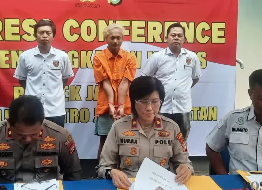 Pelaku pembakar rumah mantan pacar berhasil ditangkap anggota Polsek Jagakarsa. (Sumber: Poskota/Angga Pahlevi)