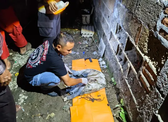 Petugas kepolisian melakukan pemeriksaan di lokasi penemuan kerangka bayi di Kampung Kramat Blencong, Desa Segara Makmur, Kecamatan Tarumajaya, Kabupaten Bekasi. (Sumber: Dok Humas Polsek Tarumajaya)