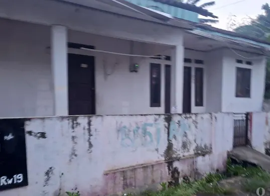 Kondisi rumah kontrakan yang ditempati oleh orang tua yang tega menganiaya anaknya hingga meninggal di Perumahan Griya Citayam Permai Tahap 1, Kecamatan Bojonggede, Kabupaten Bogor. (Sumber: POSKOTA | Foto: Angga Pahlevi)