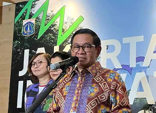 Gubernur Jakarta, Pramono Anung saat menyampaikan pernyataan kepada awak media di Thamrin, Jakarta Pusat, Selasa 21 Oktober 2025. (Sumber: POSKOTA | Foto: M Tegar Jihad)