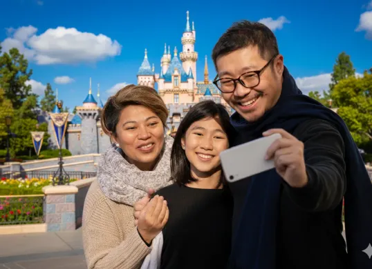 Hasil edit prompt Gemini AI terbaru foto keluarga liburan di Disneyland. (Sumber: Freepik)