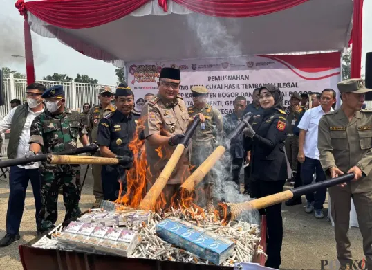 Bupati Bogor bersama Kakanwil DJBC musnahkan 1.8 juta batang rokok ilegal di Cibinong, Kabupaten Bogor, Selasa, 21 Oktober 2025. (Sumber: Poskota/Giffar Rivana)