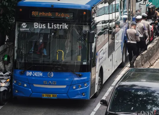Terobos Jalur Transjakarta Sejumlah Pengendara Motor dan Mobil Ditilang Polisi
