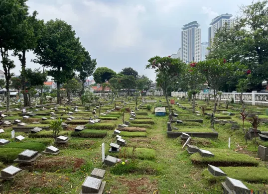 Suasana pemakaman di TPU Grogol Selatan, Kebayoran Lama, Jakarta Selatan, Selasa, 21 Oktober 2025. (Sumber: Poskota/Pandi Ramedhan)