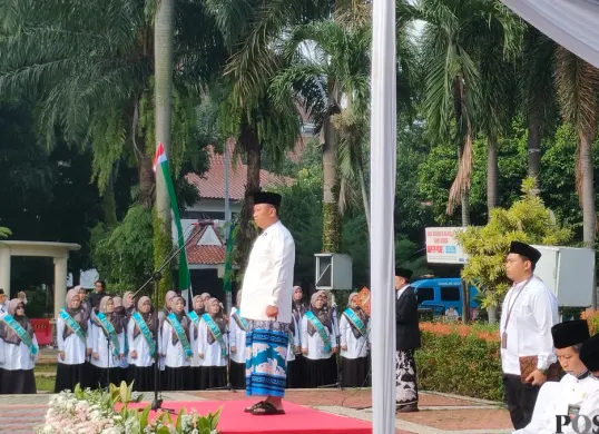 Wali Kota Depok, Supian Suri menggunakan bajo koko bersarung mengambil apel Hari Santri Nasional 2025 di Lapangan Balai Kota Depok. (Sumber: Poskota/Angga Pahlevi)