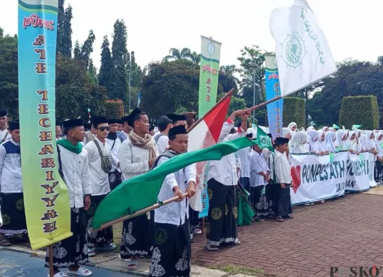 Ribuan santri saat mengikuti upacara HSN 2025 di Alun-Alun Pandeglang, Rabu, 22 Oktober 2025. (Sumber: Poskota/Samsul Fatoni)