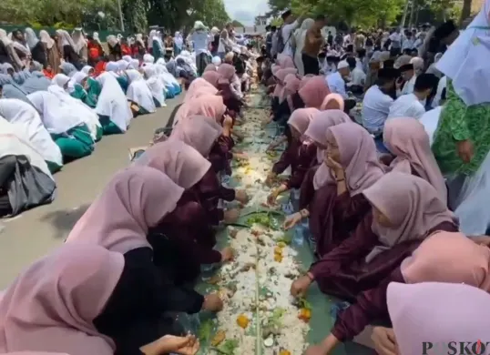 Ribuan santri menyantap hidangan liewat dalam peringatan HSN di Alun-Alun Rangkasbitung, Kabupaten Lebak, Rabu, 22 Oktober 2025. (Sumber: Poskota/Samsul Fatoni)