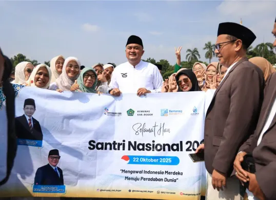 Bupati Bogor, Rudy Susmanto memimpin upacara Hari Santri Nasional di Lapangan Tegar Beriman, Cibinong, Kabupaten Bogor, Rabu, 22 Oktober 2025. (Sumber: Dok. Pemkab Bogor)