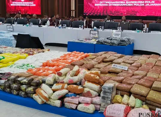Konferensi pers Dittipidnarkoba Bareskrim Polri pengungkapan 38.934 kasus narkoba di Gedung Bareskrim Polri, Jakarta Selatan, Rabu, 22 Oktober 2025. (Sumber: Poskota/Ali Mansur)