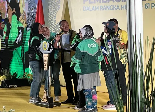 Ketua Umum Partai Golkar, Bahlil Lahadalia, memberikan hadiah umrah gratis kepada lima driver ojol wanita, Rabu, 22 Oktober 2025. (Sumber: POSKOTA | Foto: Pandi Ramedhan)