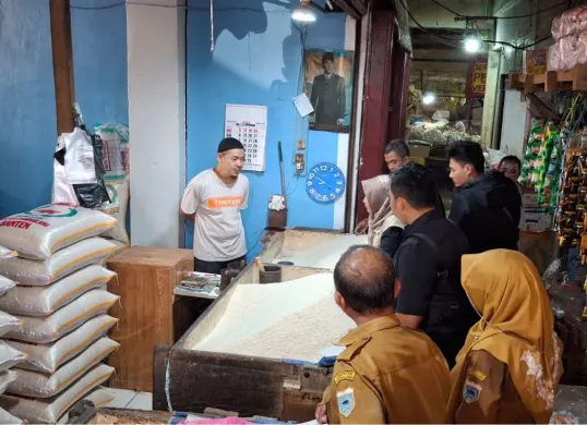 Diskoperindag Pandeglang melakukan sidak harga beras di Pasar Badak, Rabu, 22 Oktober 2025. (Sumber: Dok. Diskoperindag Pandeglang)