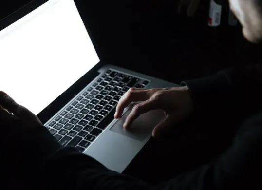 Cara browsing aman anonim tanpa VPN pakai proxy croxy. (Sumber: Freepik)