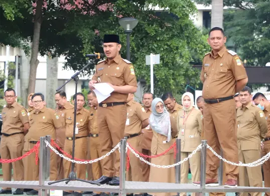 Bupati Bekasi, Ade Kuswara Kunang, saat memimpin apel ASN lingkungan Pemkab Bekasi. (Sumber: Pemkab Bekasi)